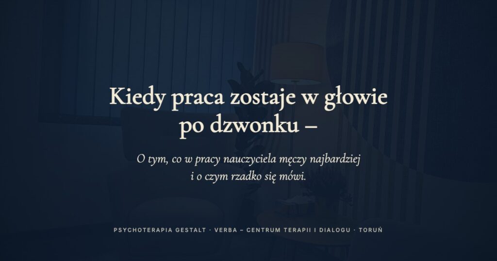 Ciemna grafika z napisem „Kiedy praca zostaje w głowie po dzwonku” — grupa wsparcia dla nauczycieli w Verbie, Toruń, ul. Koniuchy 8.
