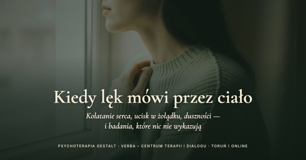 Dłoń oparta na klatce piersiowej, kobieta w zielonym swetrze przy oknie, ciemnozielona tonacja, napis: Kiedy lęk mówi przez ciało. Kołatanie serca, ucisk w żołądku, duszności — i badania, które nic nie wykazują.