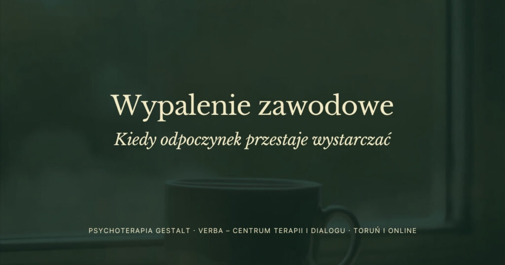 Pusta filiżanka na parapecie, ciemnozielona tonacja, napis: Wypalenie zawodowe. Kiedy odpoczynek przestaje wystarczać.